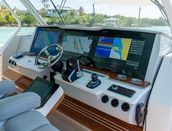 Regal 50 SAV , Helm Station