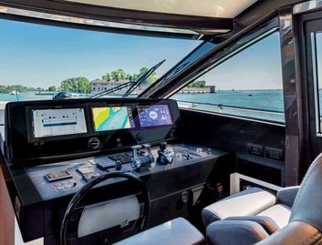 Ferretti 670 Mk1, Helm Station