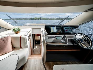 Galeon 520 Fly , Helm Station