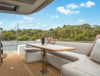 Galeon 520 Fly , Deck Area