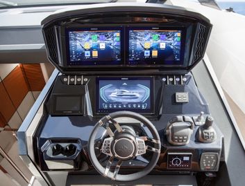 Astondoa 677 Coupé, Helm Station