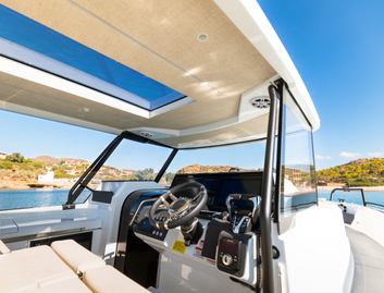 Quarken 35 Grand Tourer, Helm Station