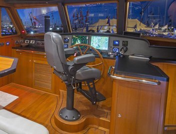 Outer Reef 580 Motoryacht, Helm Station