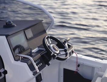 Quarken 27 Open, Helm Station