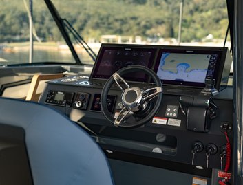 AIATA Sunfinder 50 , Helm Station