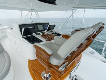 Viking 82C Gen 2, Helm Station