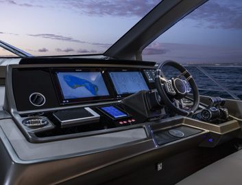 Sunseeker Manhattan 68, Helm Station