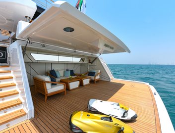 Gulf Craft Majesty 120, Beach Club