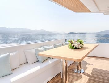 Gulf Craft Majesty 65 , Deck Area