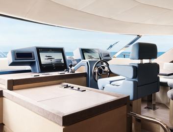 Monte Carlo Yachts MCY 80, Helm Station