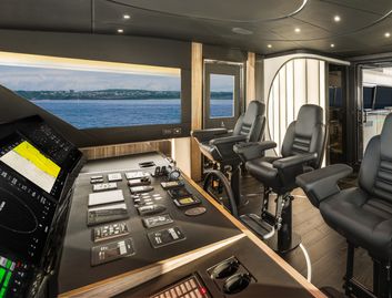 Horizon FD100 Skyline, Helm Station