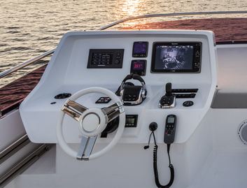 Numarine 62 Flybridge, Helm Station