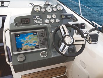 Bavaria S40 HT, Helm Station