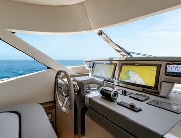 Monte Carlo Yachts MCY 76 Mk2, Helm Station