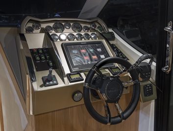 Galeon 370 HTC, Helm Station