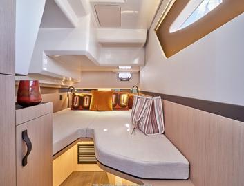Four Winns TH36, Interior