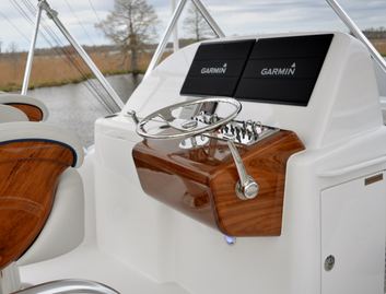 Hatteras GT45X Flybridge, Helm Station