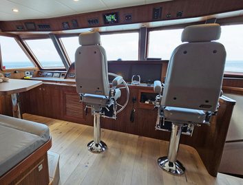 Outer Reef 830 Motoryacht, Helm Station