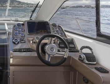 Galeon 405 HTL, Helm Station