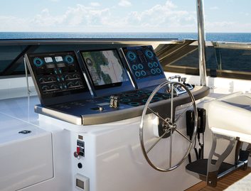 Hatteras M90 Panacera, Helm Station