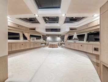 Galeon 360 Fly, Accommodation