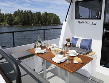 Sargo 33 Explorer, Deck Area