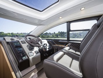 Fairline Targa 53 GT Mk2, Helm Station