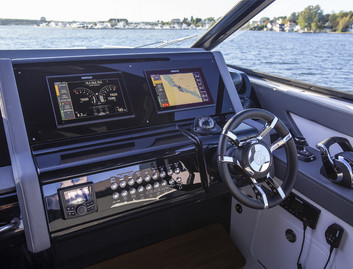 Cruisers 38 GLS I/O, Helm Station