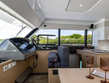 Fountaine Pajot MY5, Helm Station