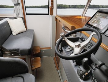 Sargo 33, Helm Station