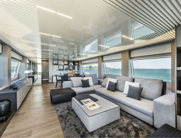 Ferretti 850, Interior