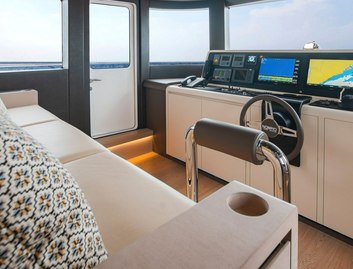 Gulf Craft Nomad 95 SUV, Helm Station