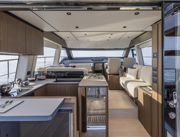 Ferretti 580, Interior