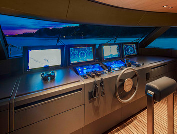 Custom Line Navetta 30  Mk2, Helm Station