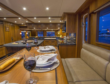 Outer Reef 820 Cockpit Motoryacht, Interior