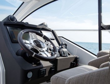 Azimut Atlantis 51, Helm Station