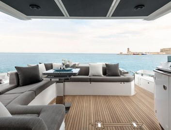 Azimut S6, Deck Area