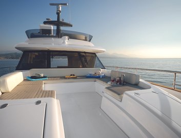 Azimut Magellano 53, Deck Area