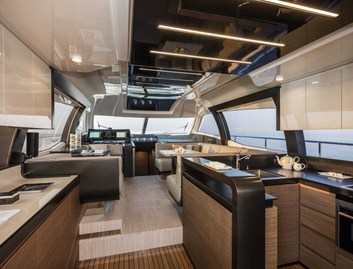 Ferretti 550, Interior