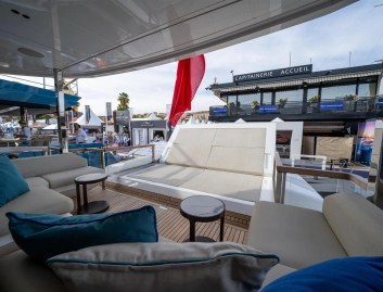 Sunseeker 100 Yacht, Deck Area