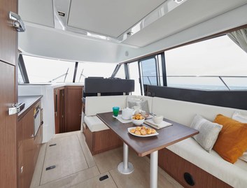 Jeanneau Velasco 37F, Interior