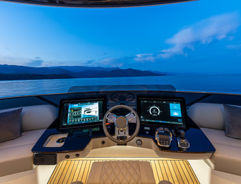 Absolute Navetta 64, Helm Station