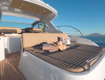 Azimut Atlantis 43, Deck Area