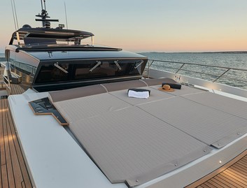 Astondoa 100 Century, Deck Area