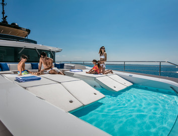 Mangusta Oceano 43, Deck Area