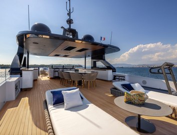 Mangusta Oceano 39, Fly Deck/Sportdeck