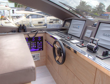 Astondoa 80 Flybridge, Helm Station