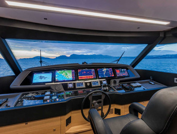 Custom Line Navetta 28, Helm Station