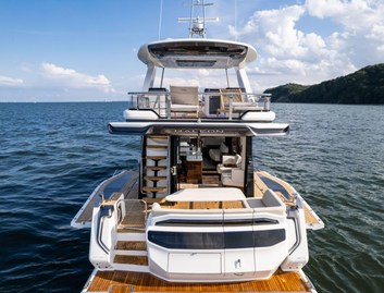 Galeon 560 Fly, Deck Area