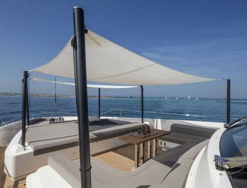 Custom Line Navetta 33 Mk2, Deck Area